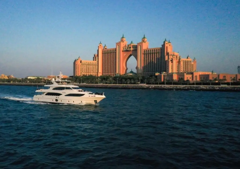 Yacht hire dubai majesty 125 ft