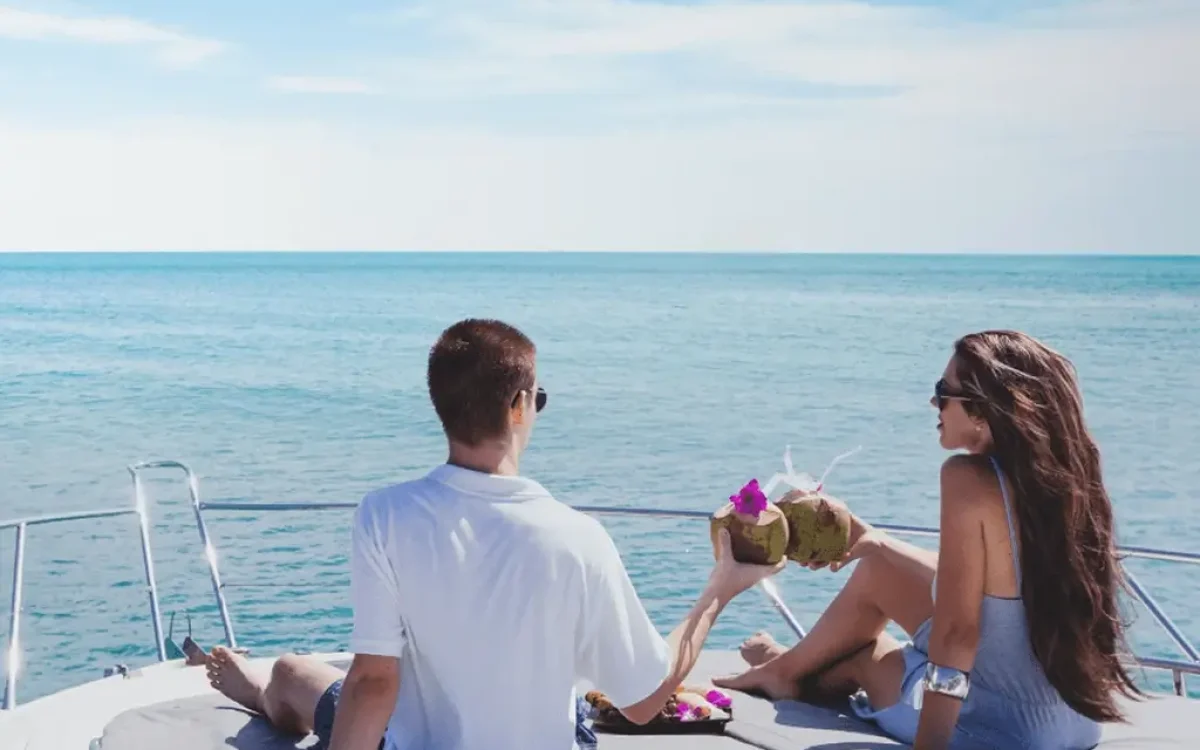 yacht hire Dubai. Elite Pearl Charter couple in a yacht hire in Dubai. Yacht rental in Dubai for Couples image blog.